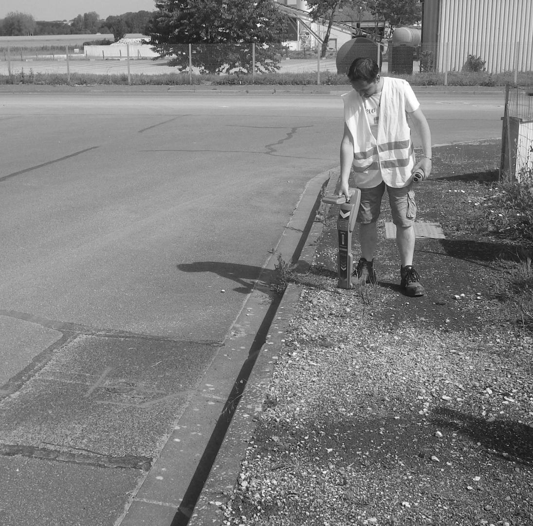 Un homme en train de détecter des réseaux enterrés avec un localisateur