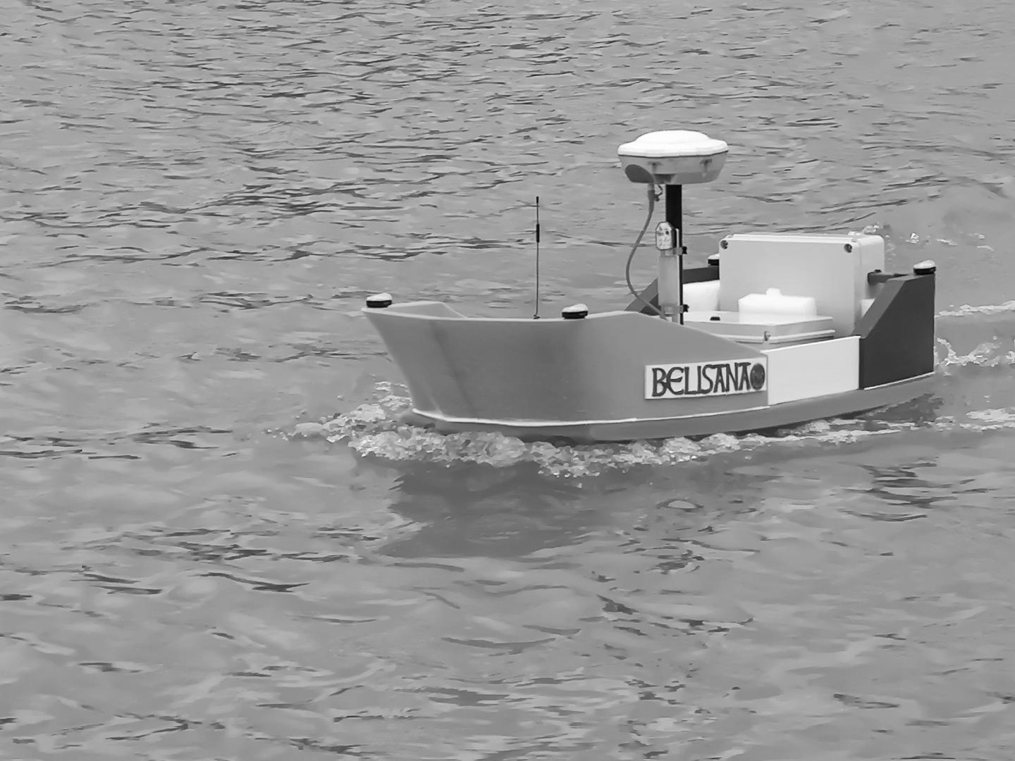 BELISANA : petit bateau sur l'eau