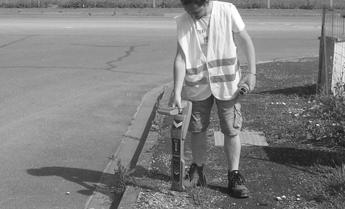 Homme faisant du repérage au sol