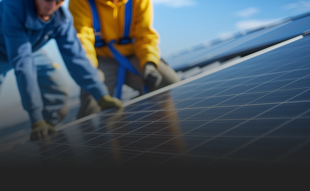 Deux techniciens installant des panneaux solaires