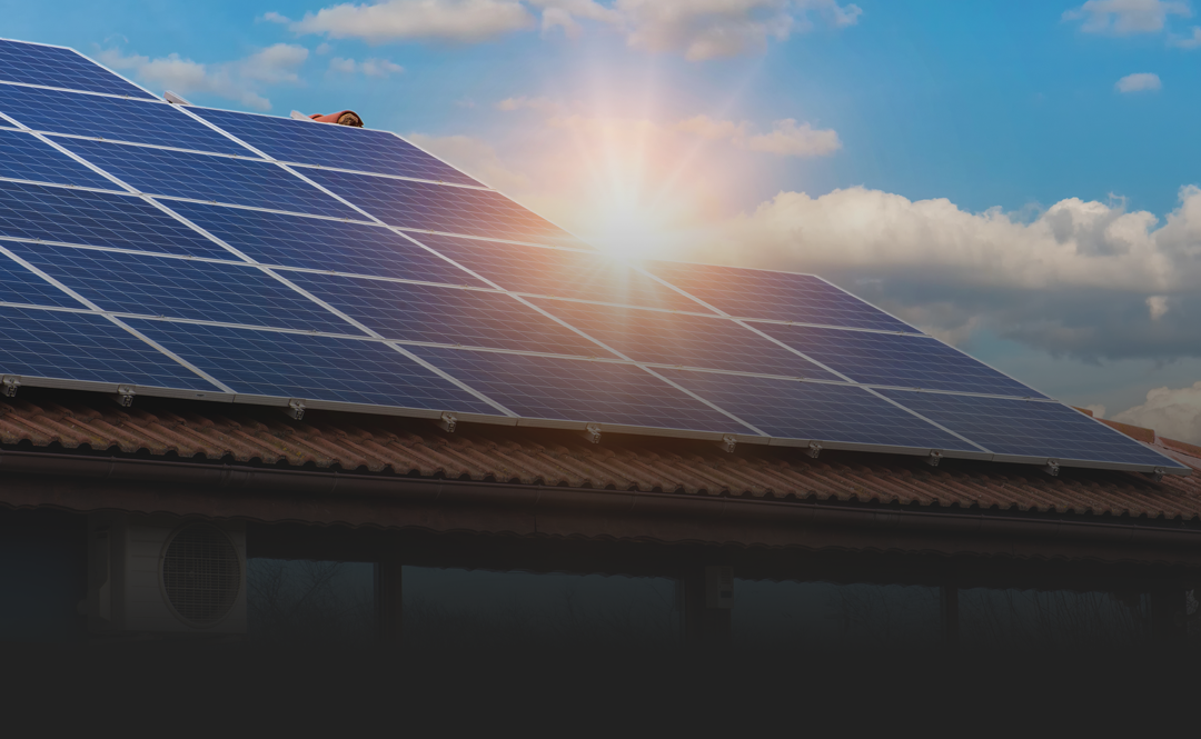 Des panneaux solaires clipsés sur des tuiles solaires