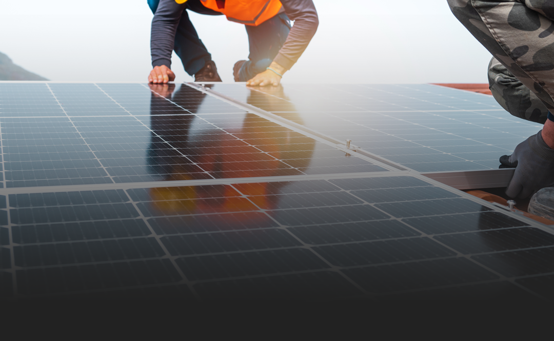 Un artisan installe un panneau solaire