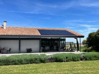 Maison avec toiture portant des panneaux solaires