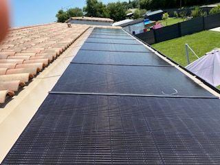 Toit avec des tuiles solaires