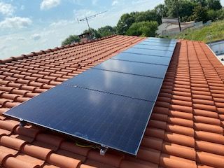 Série de panneaux solaires sur un toit en tuiles