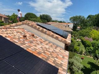 Un homme sur un toit avec des panneaux solaires