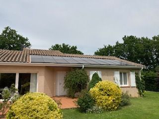 Une maison dotée de panneaux solaires