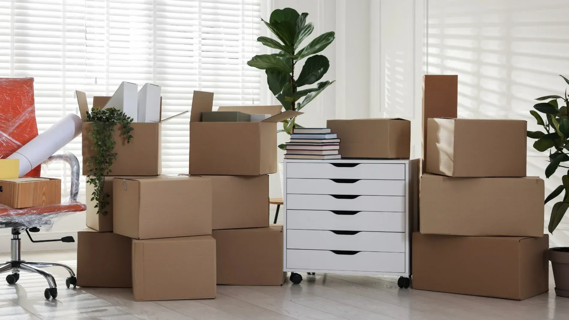 Oficina repleta de cajas de cartón, lista para el día de la mudanza.