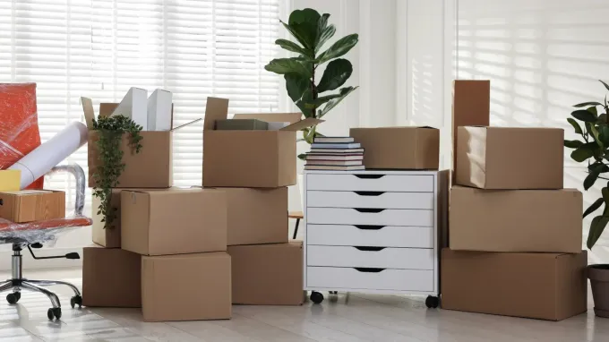Oficina repleta de cajas de cartón, lista para el día de la mudanza.