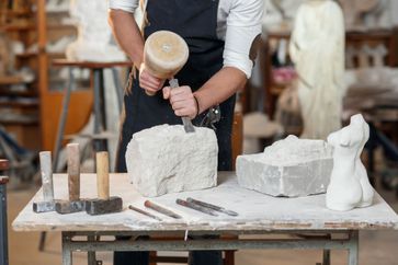 Steinmetz bei der Arbeit