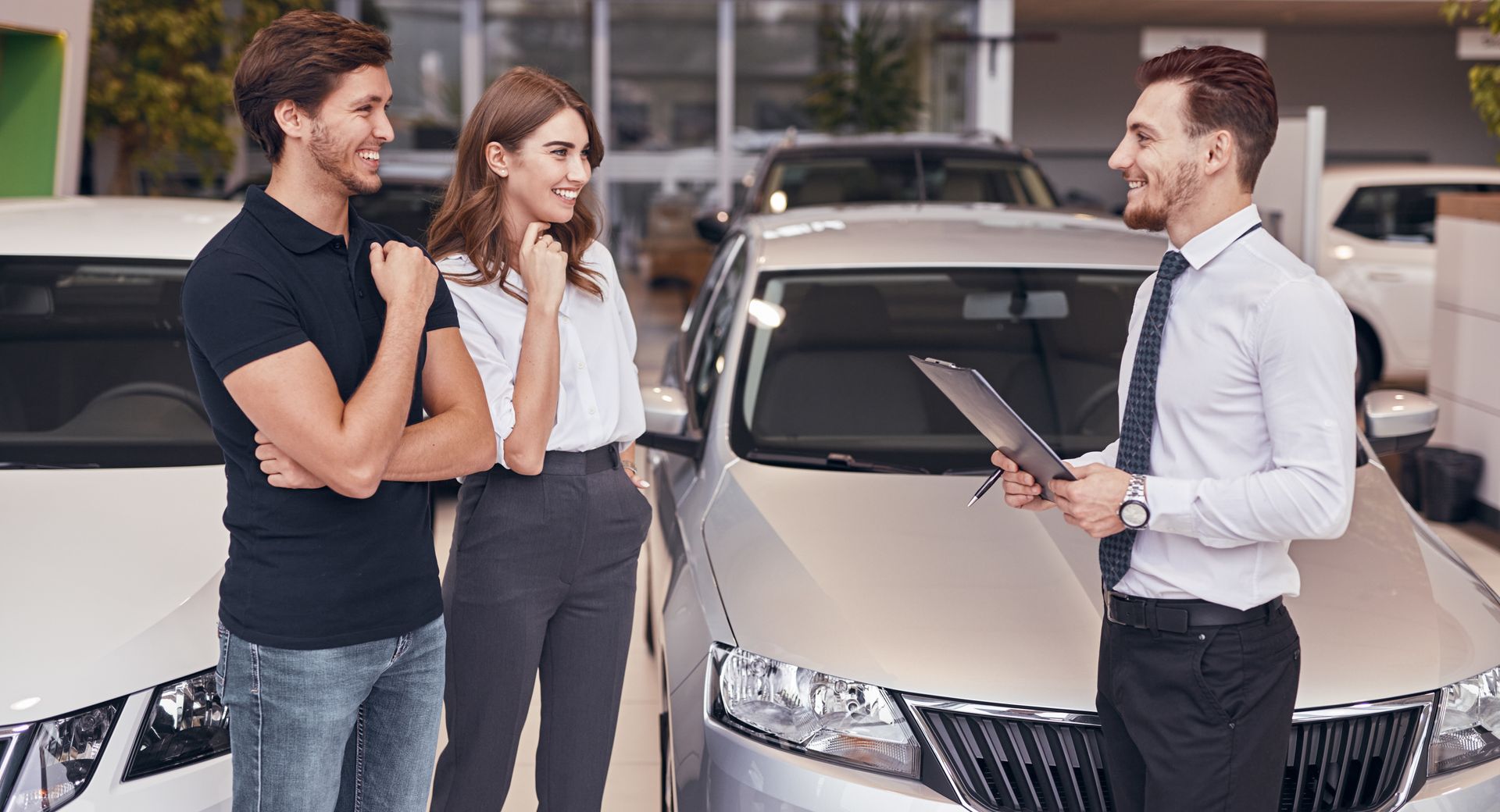 Paar kauft ein Auto im Autohaus