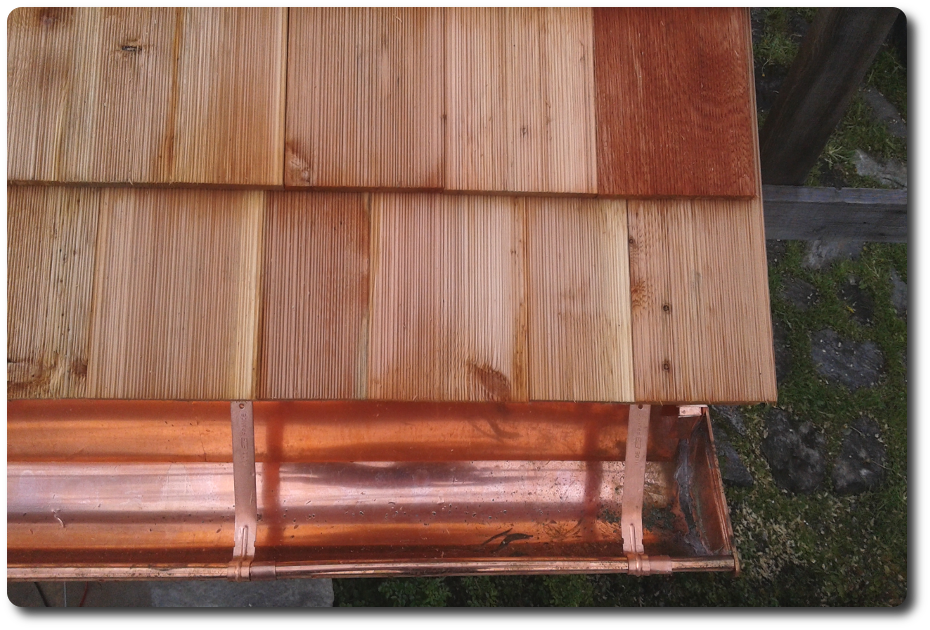 Couverture en tavaillon et chéneau en cuivre