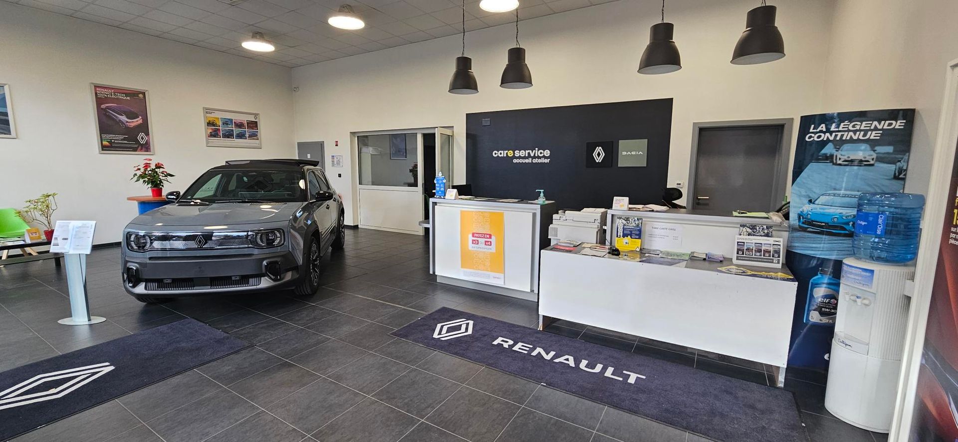 L'intérieur des locaux du Garage Meyer Et Fils, deux voitures neuves mises en avant.
