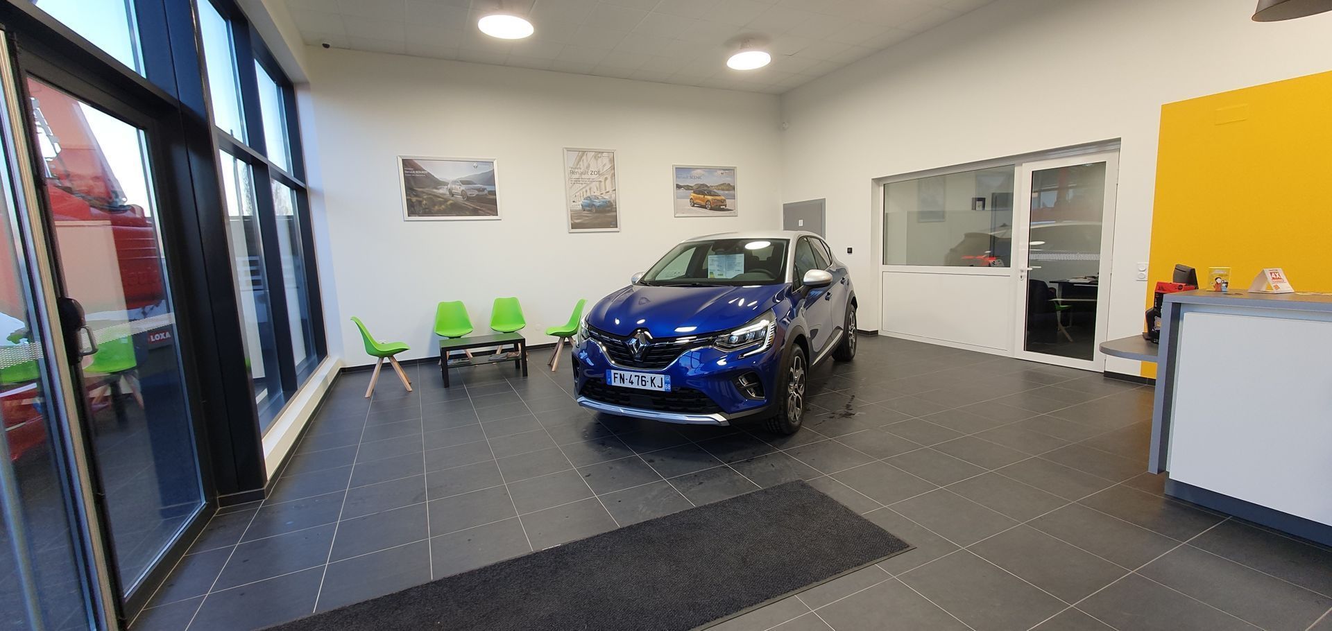 Une voiture bleue exposée dans le Garage Meyer Et Fils.