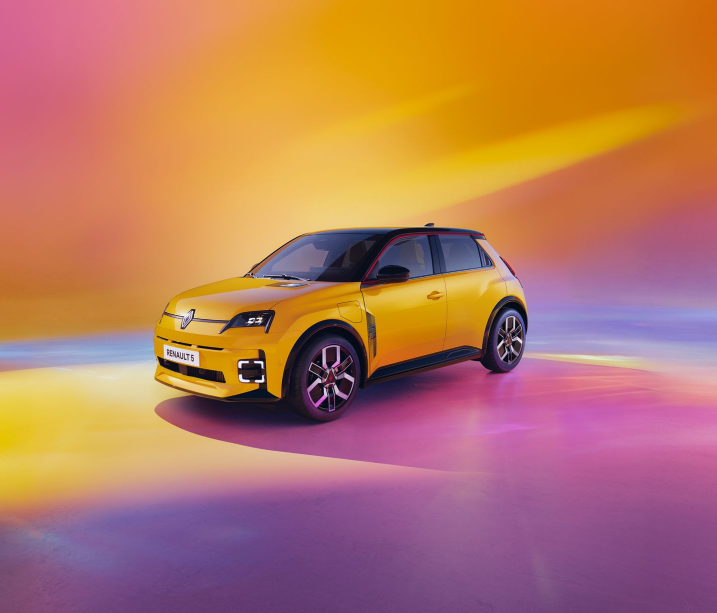 Une voiture orange sur un fond multicolore.