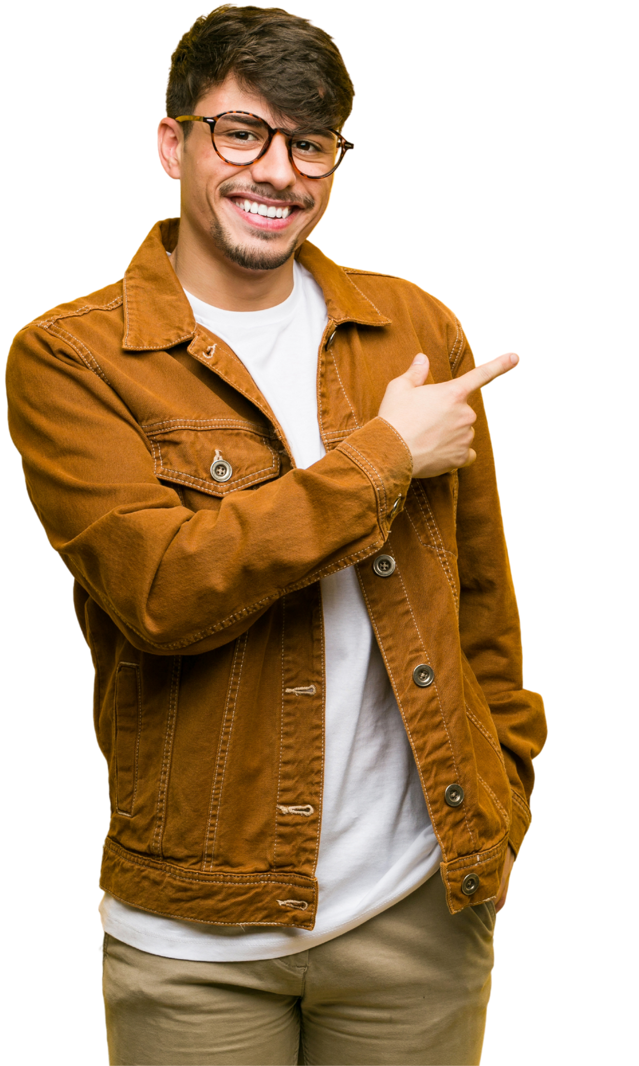 Un homme souriant qui porte des lunettes.