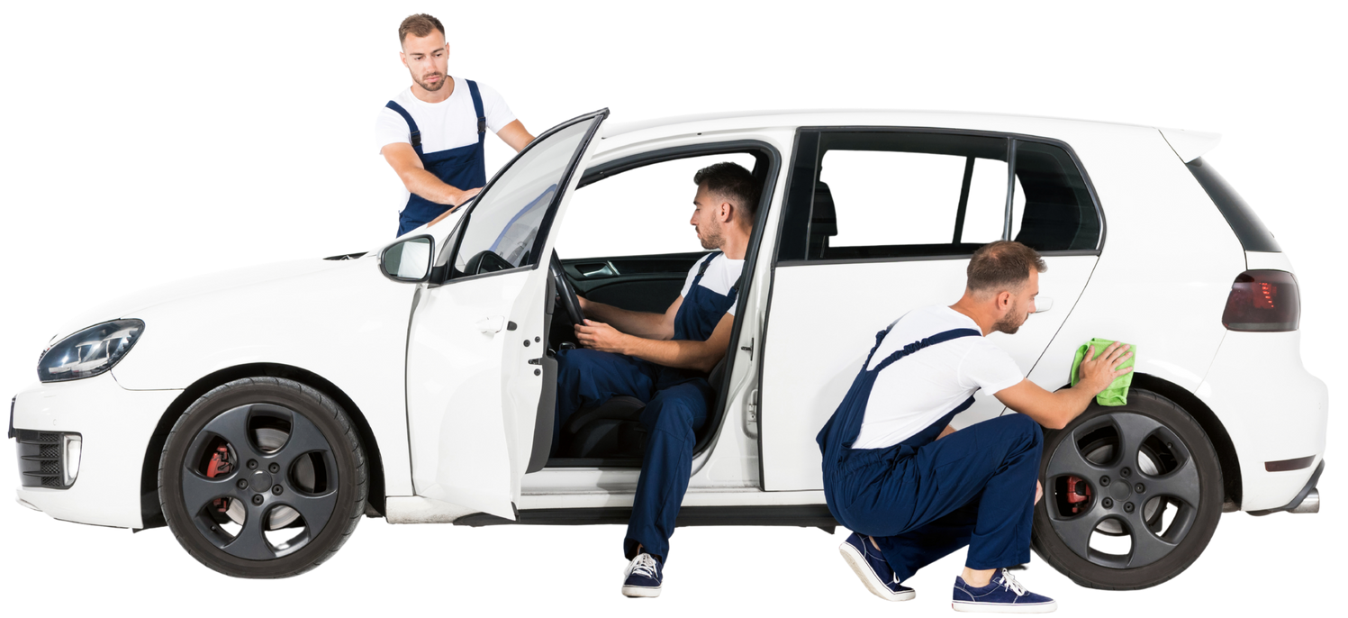 Trois garagistes réalisent l'entretien d'une voiture blanche.