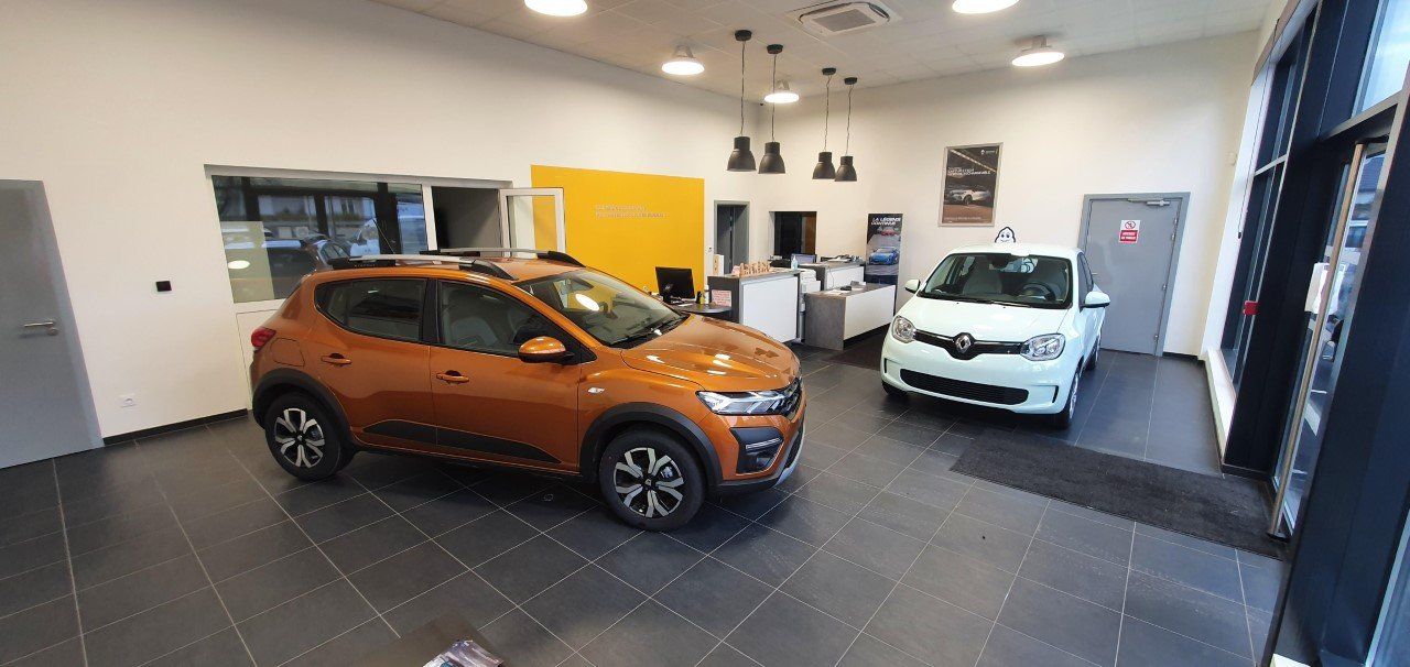 L'intérieur des locaux du Garage Meyer Et Fils, deux voitures neuves mises en avant.