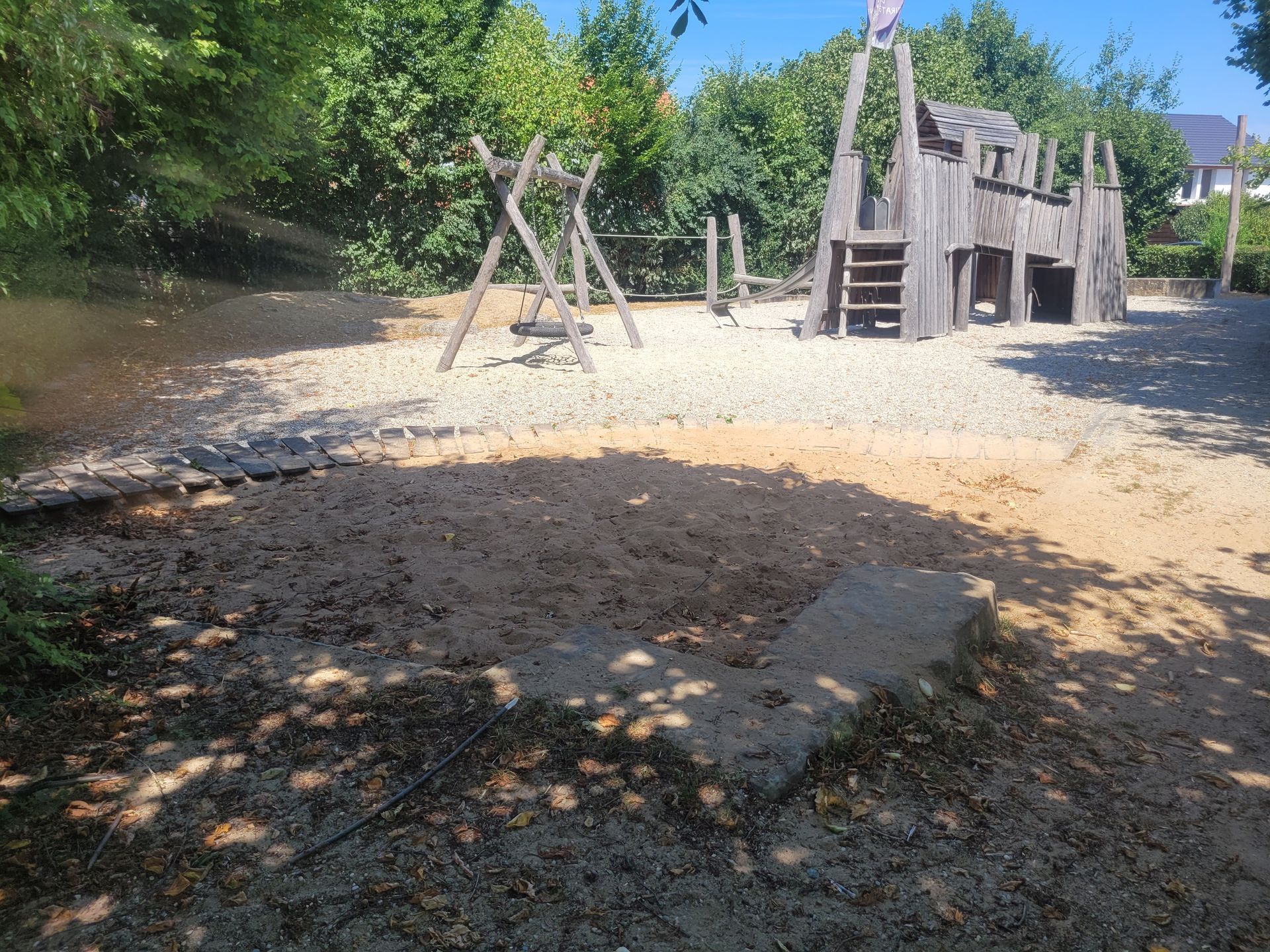 großer Spielplatz mit Klettergerüst aus Holz