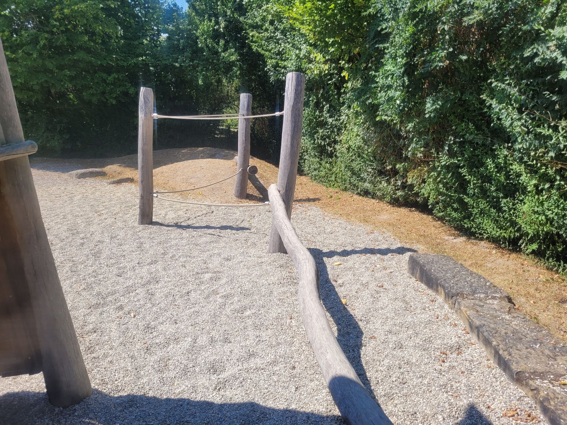 Spielplatz mit Klettergerüst aus Holz
