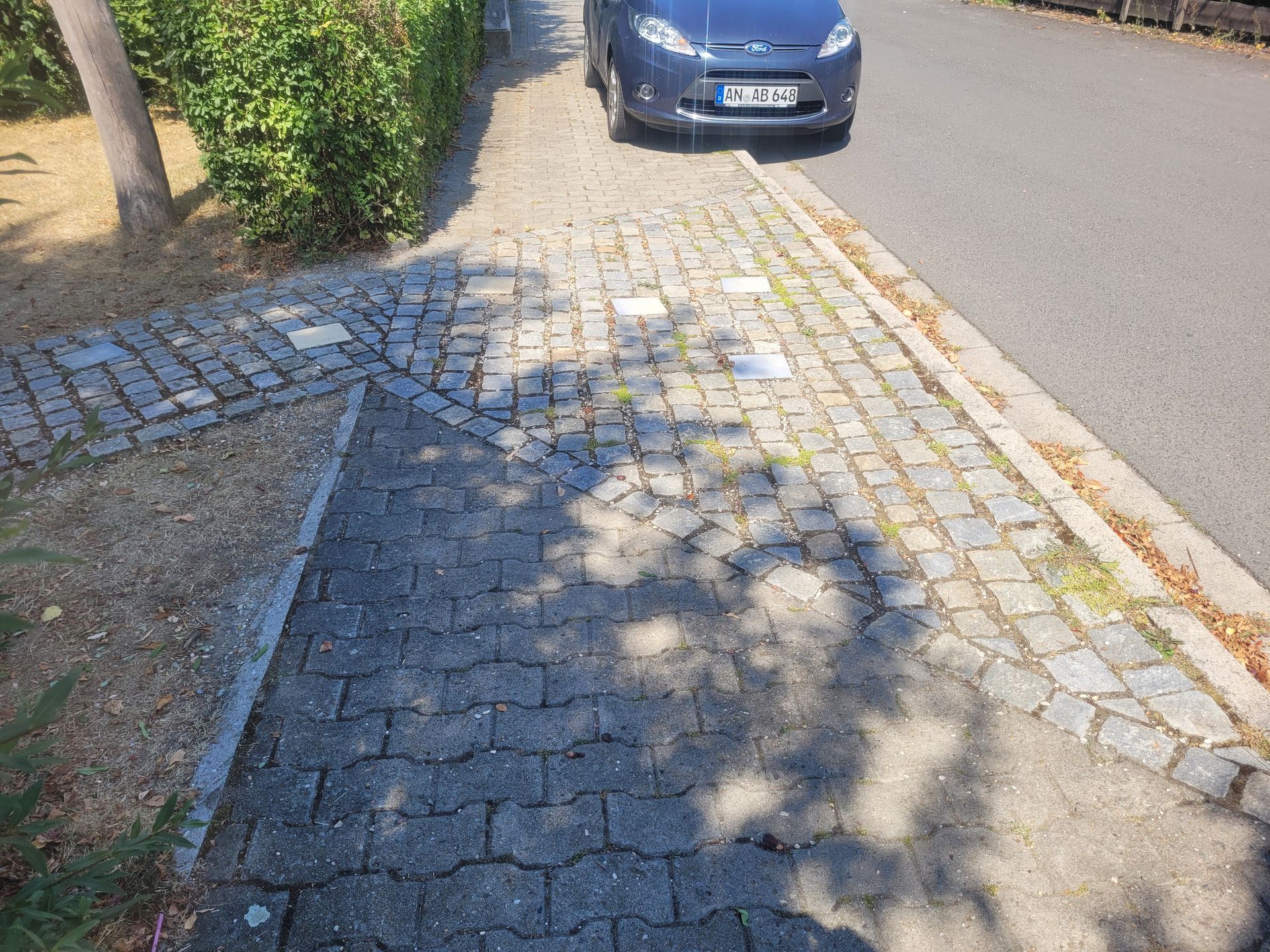 Gehweg aus Pflastersteinen