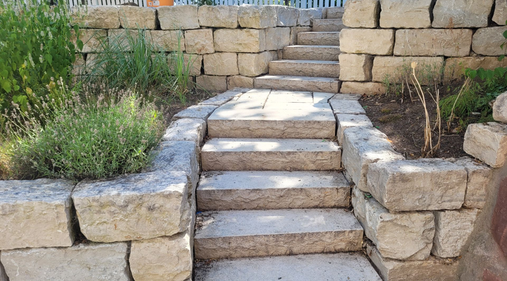 Treppenaufgang aus Naturstein