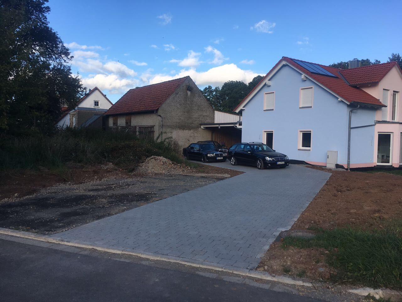 gepflasterte Auffahrt eines Hauses