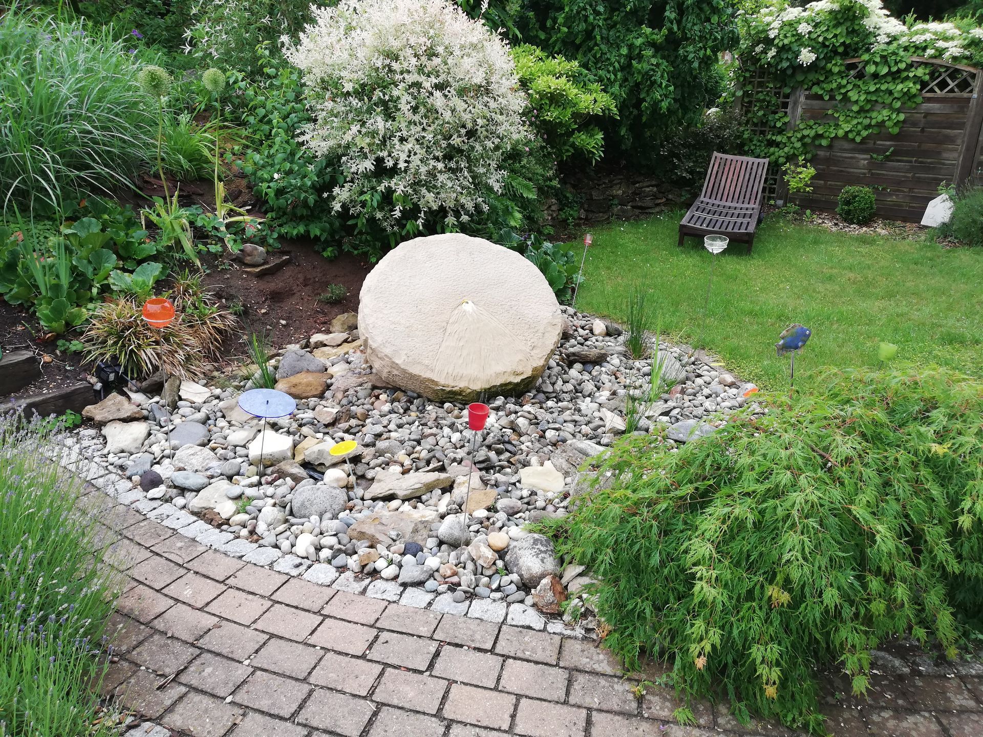 Quellstein in einem Garten