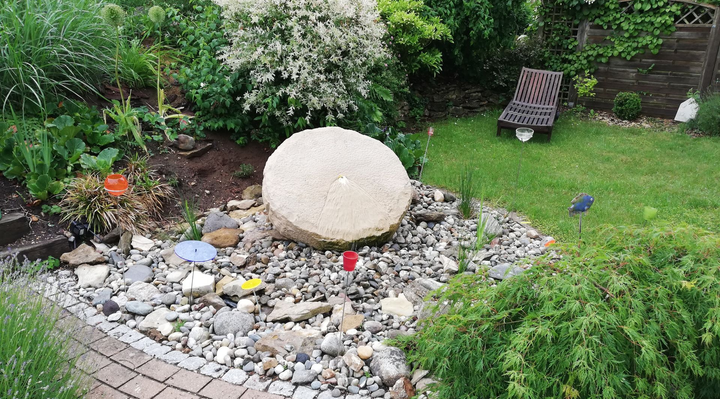 Quellstein in einem Garten