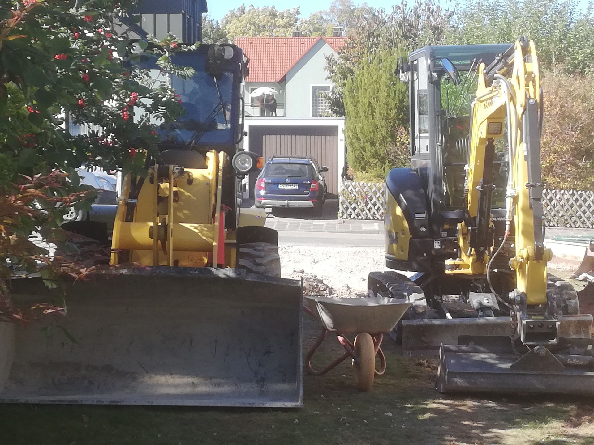zwei Bagger stehen vor einem Haus