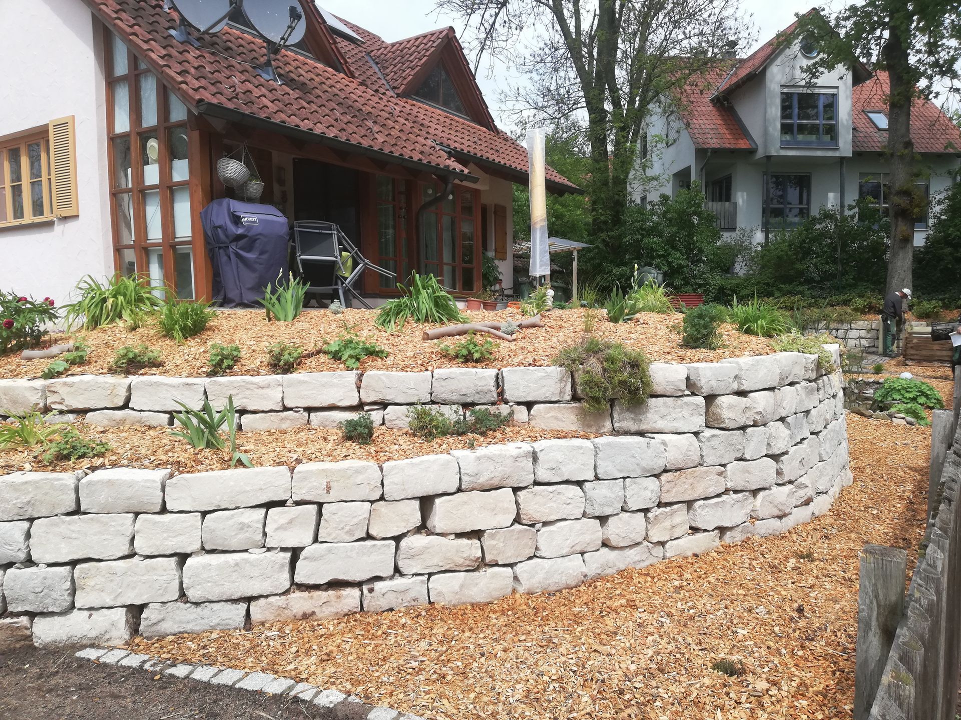 Gabionen aus Naturstein in einem Garten