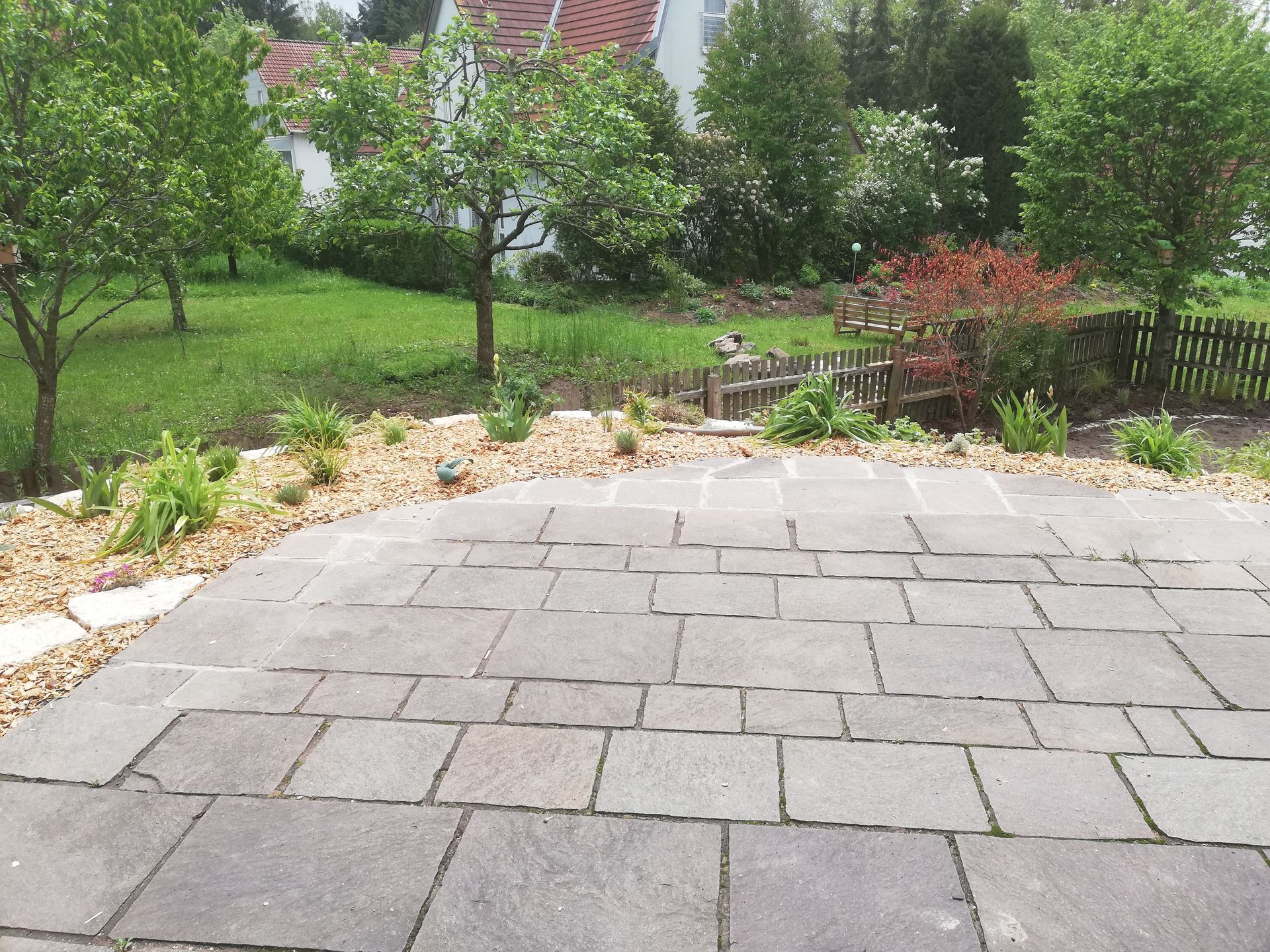 gepflasterte Fläche in einem Garten