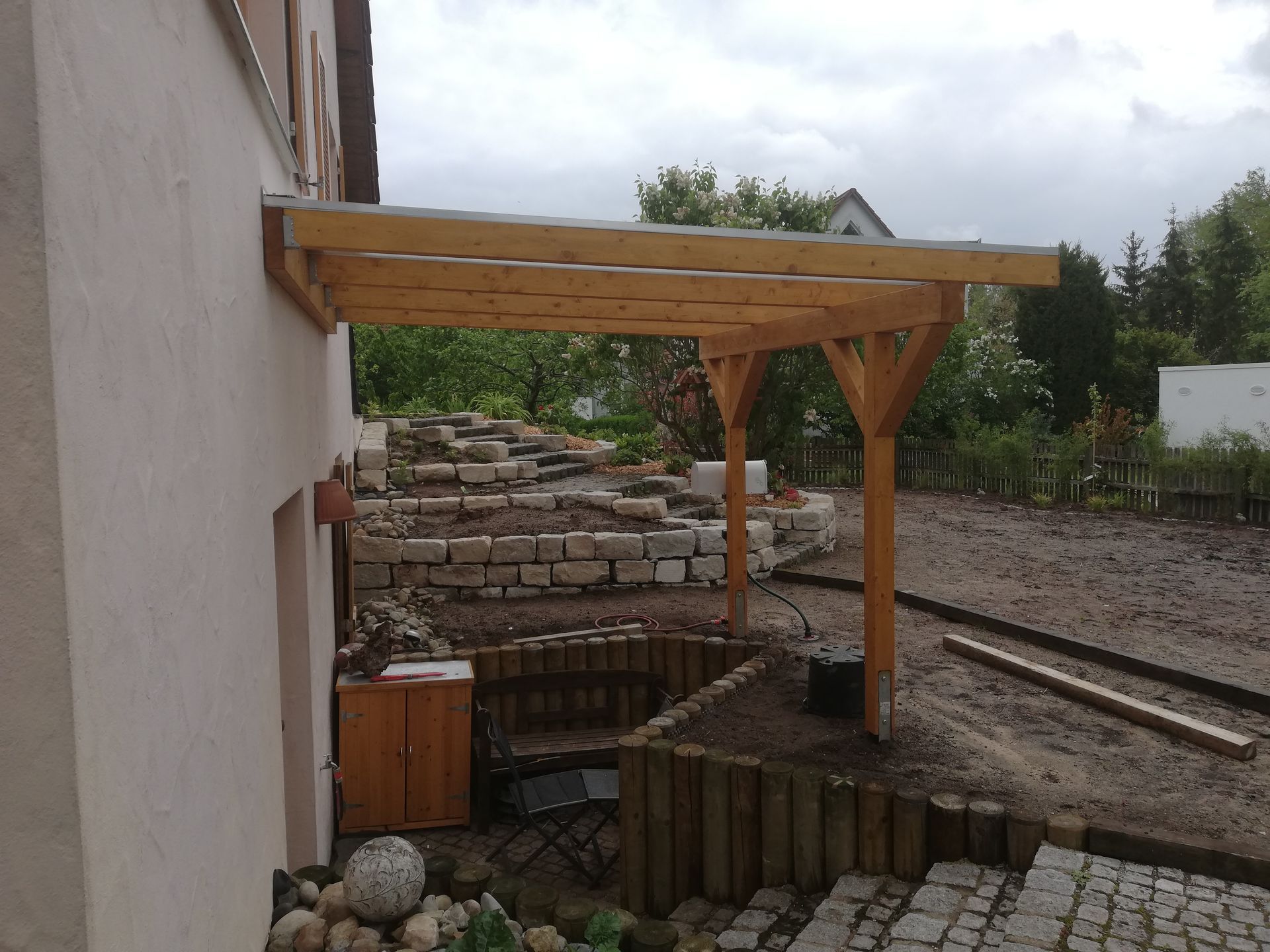 Überdachung aus Holz an einem Wohnhaus