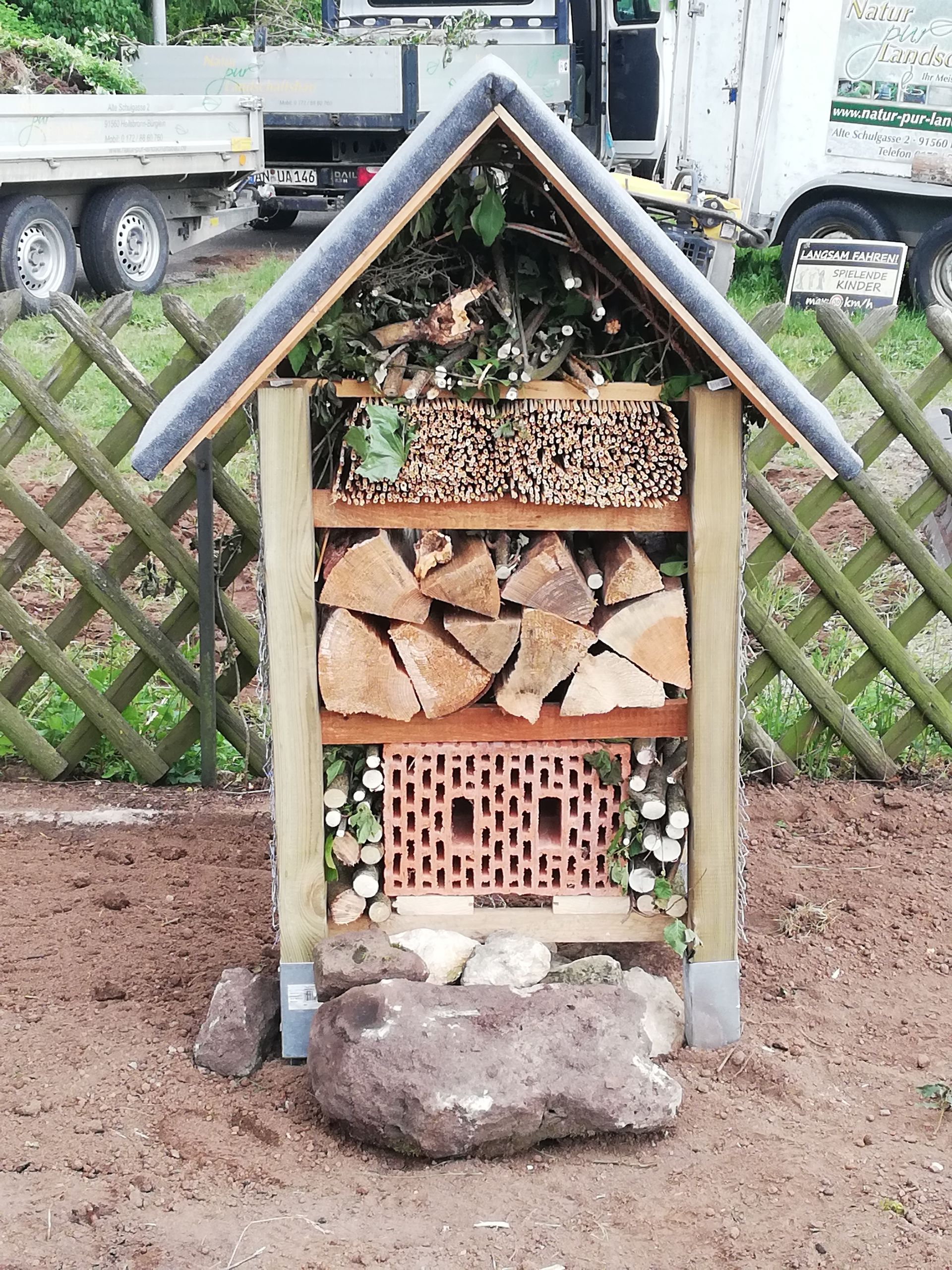 Insektenhotel aus Holt in einem Garten