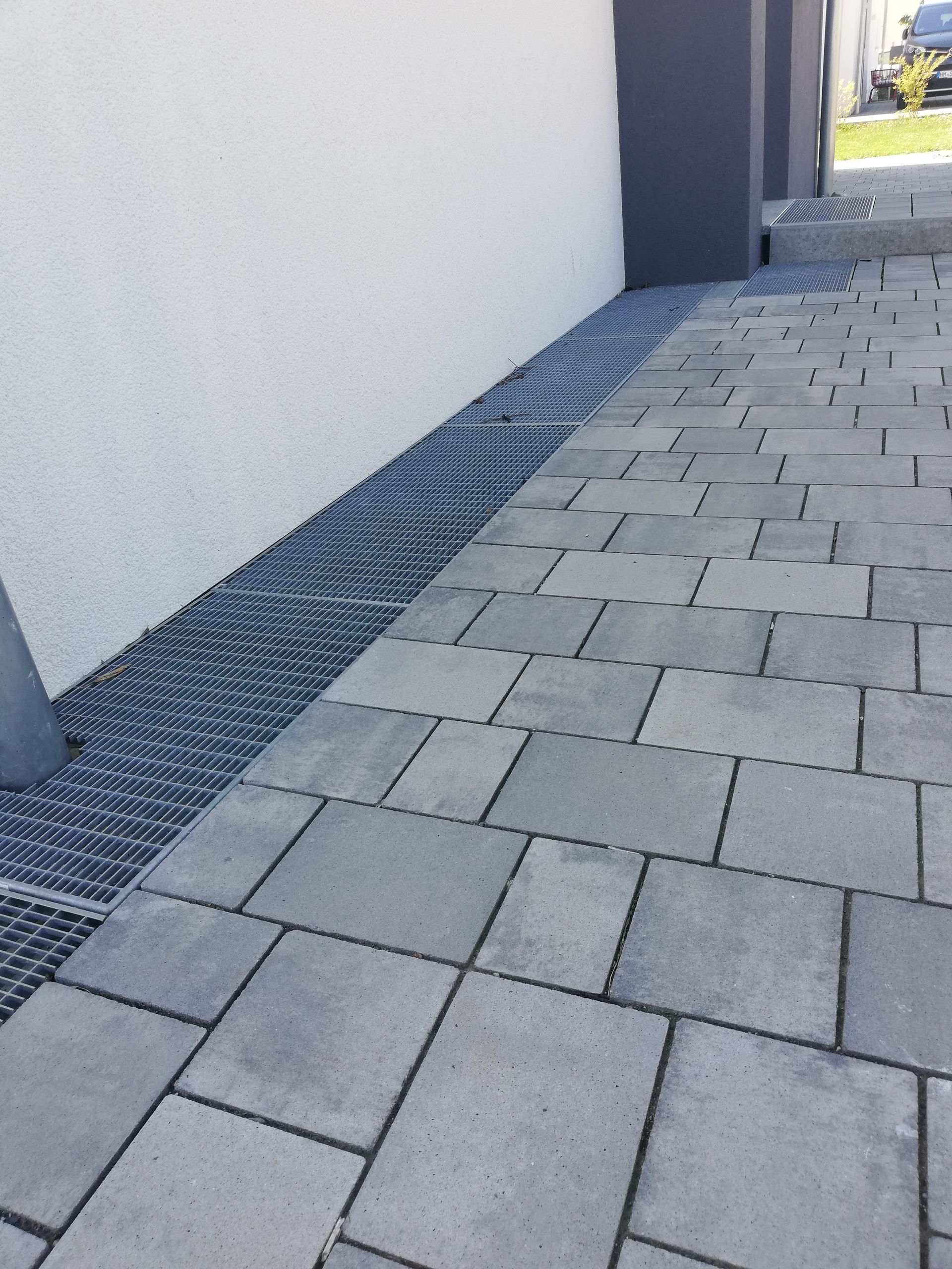 Pflasterarbeiten mit grauen Steinplatten