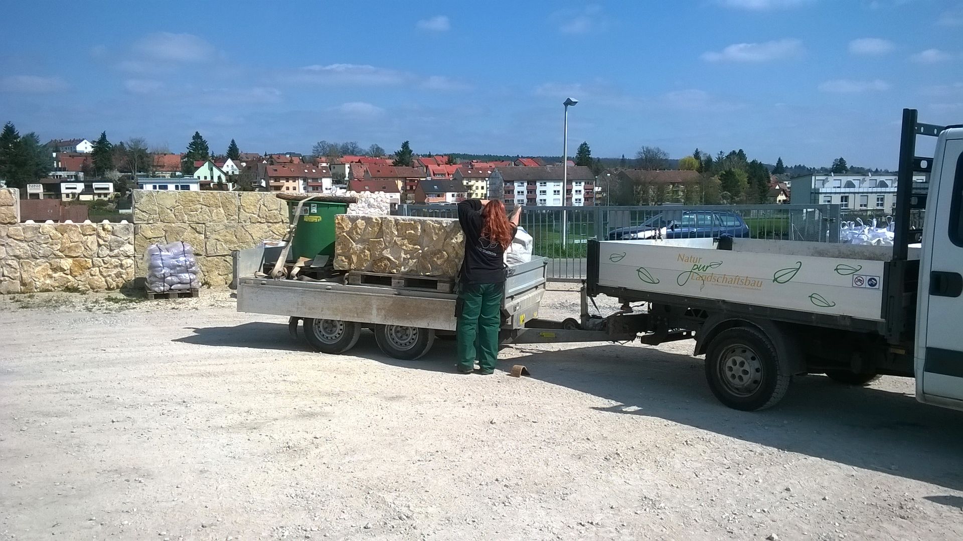 Bauarbeiten einer Natursteinmauer