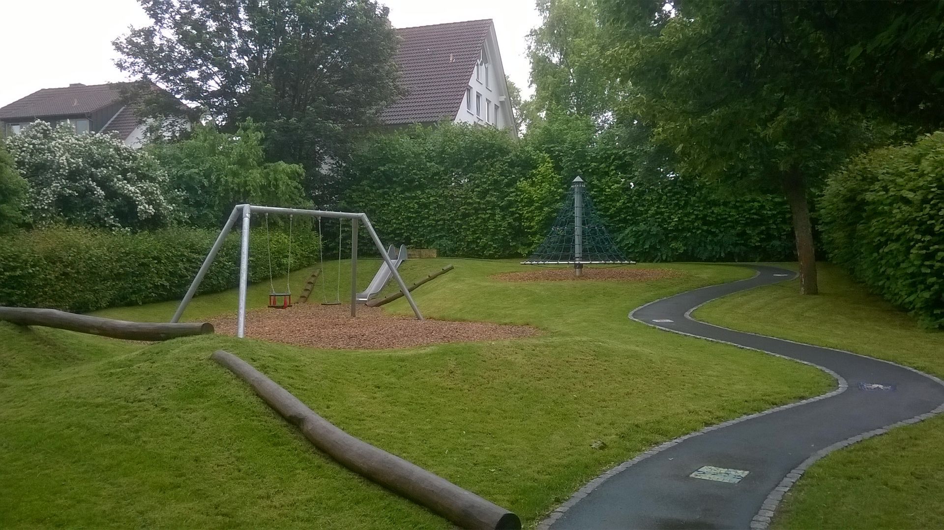 eine Schaukel steht auf einer Grünfläche im Park