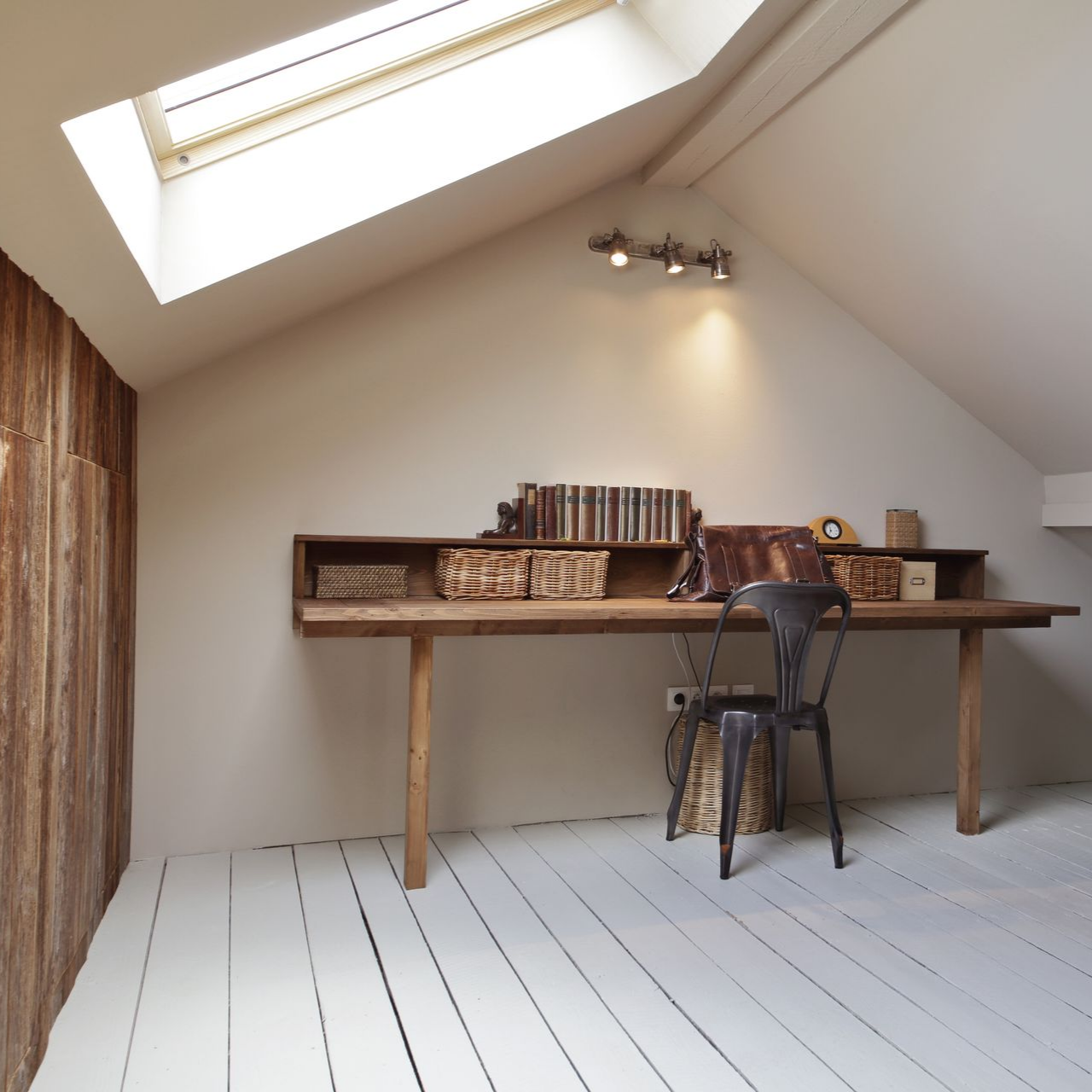 Vue intérieure de combles aménagés avec un bureau