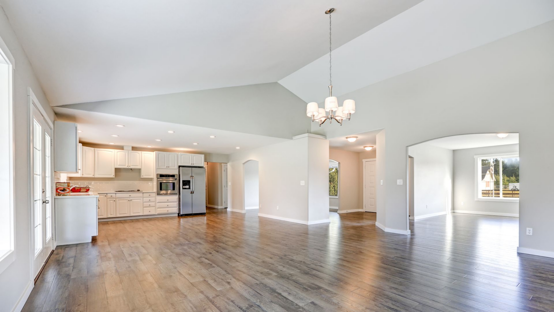 Intérieur vide d'une maison moderne avec parquet, murs et placards d'un blanc éclatant.