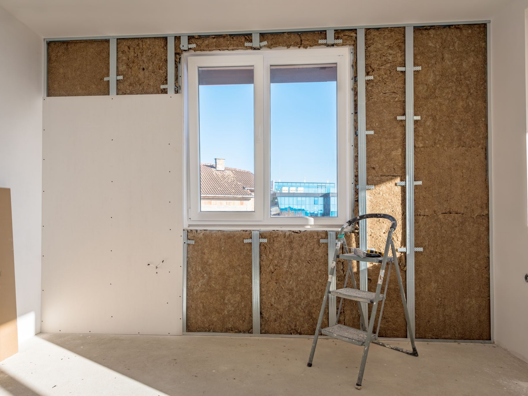 Mur intérieur en cours d'isolation avec une fenêtre