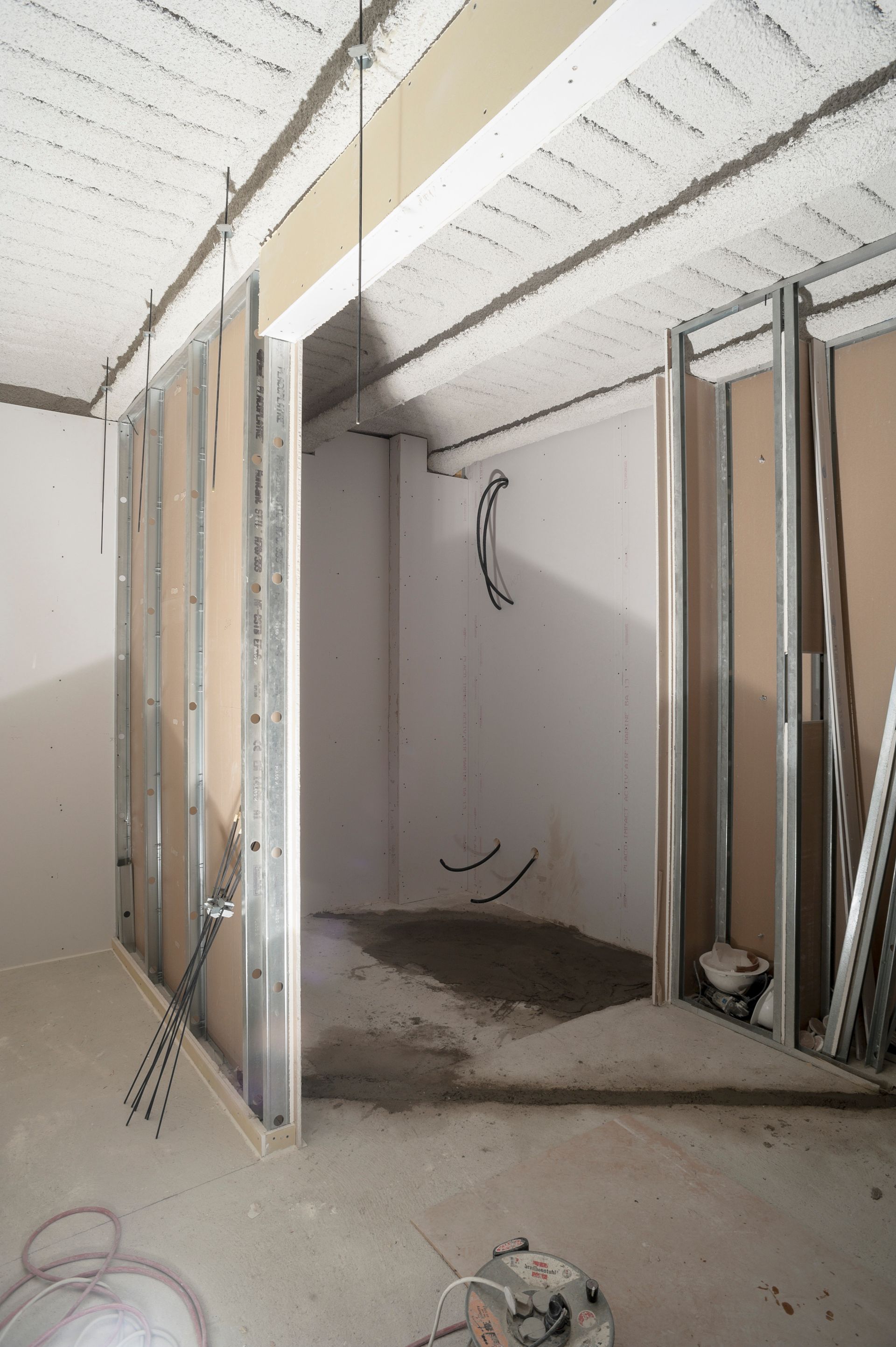 Intérieur d'un chantier. Ossature métallique pour les murs et création de cloisons.