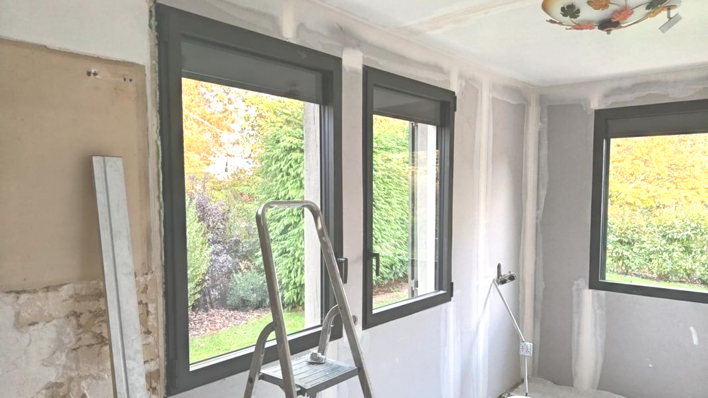 Fenêtres posées et intégrées dans des cloisons.