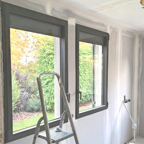 Deux fenêtres avec encadrement noir