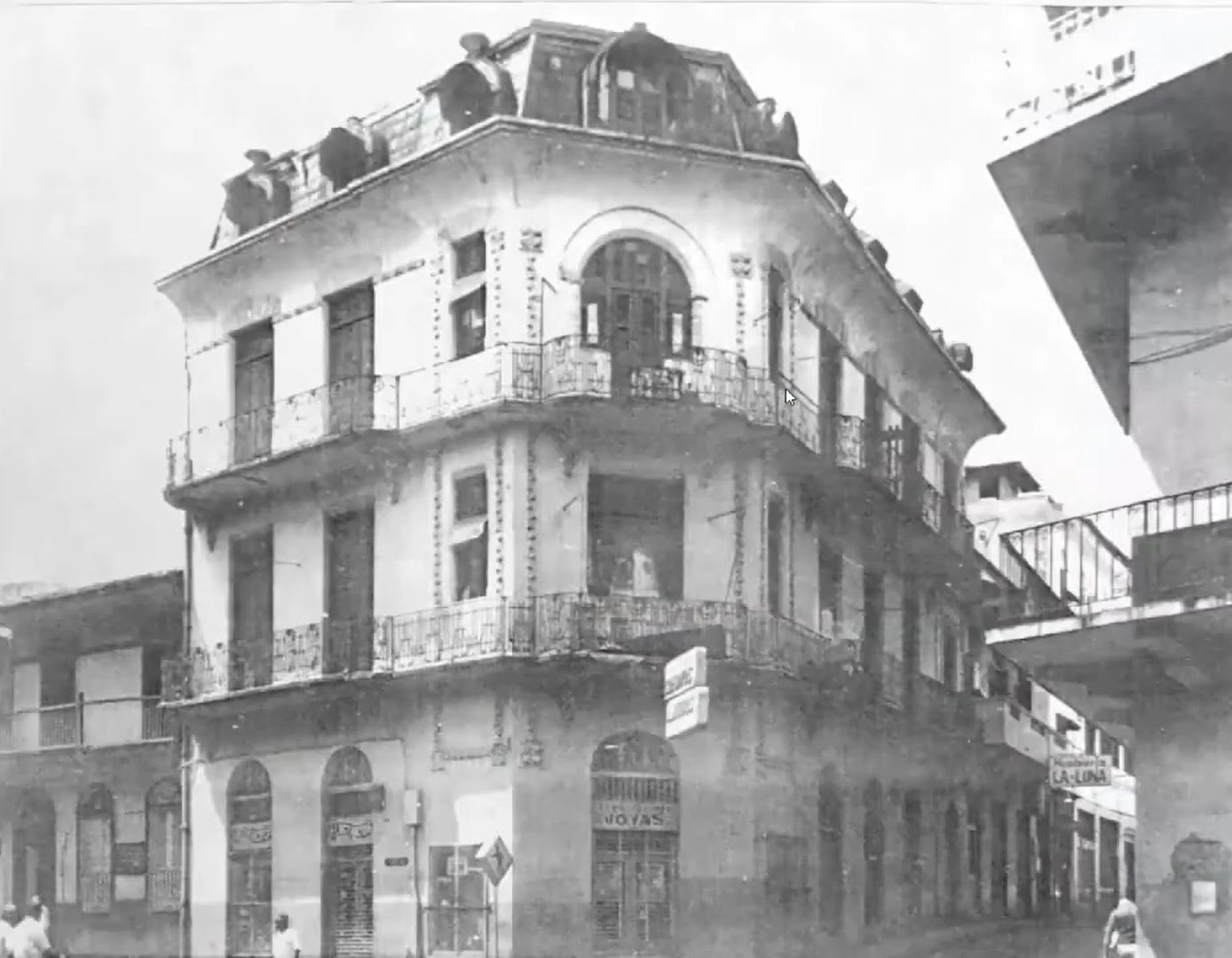 Una fotografía en blanco y negro de un edificio antiguo con balcones.