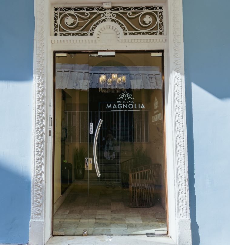 Una puerta de vidrio con la palabra magnolia escrita en ella.