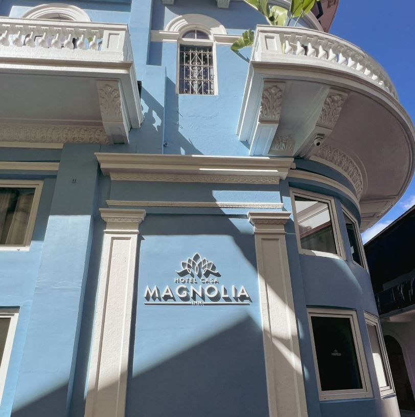 Un edificio azul con la palabra magnolia.