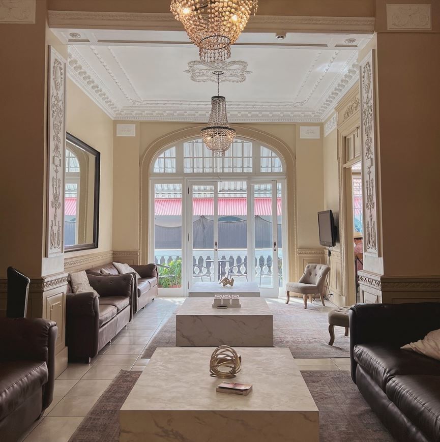 Una sala de estar llena de muebles y una lámpara de araña.