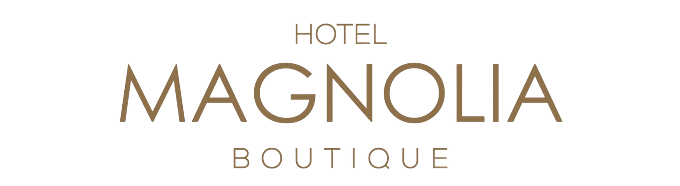 Logotipo de Hotel Magnolia Boutique en texto dorado sobre fondo blanco