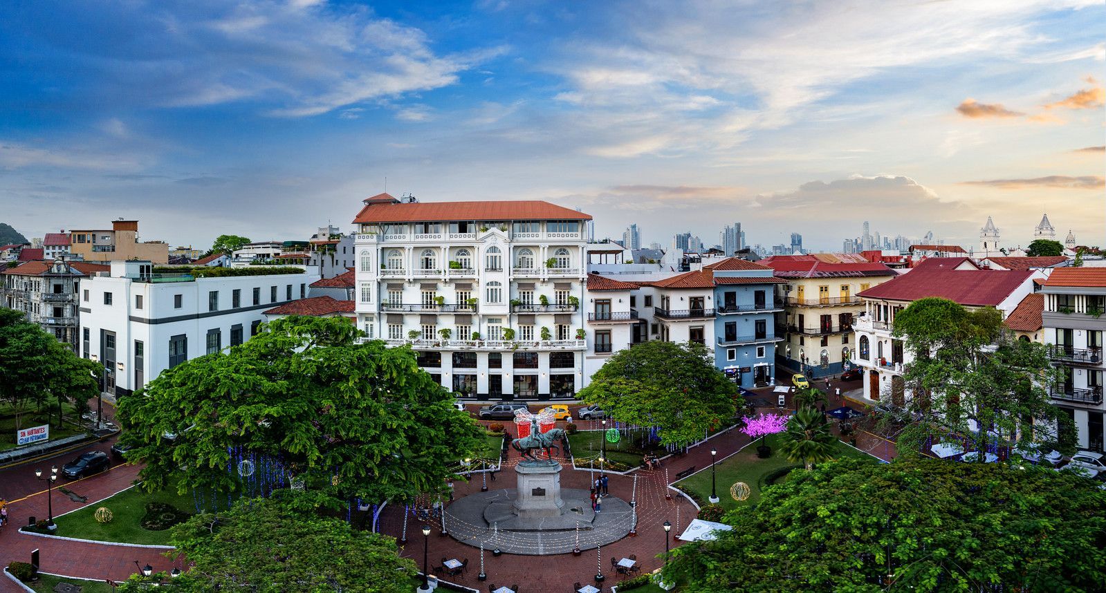 Una vista aérea de una ciudad con muchos edificios y árboles.