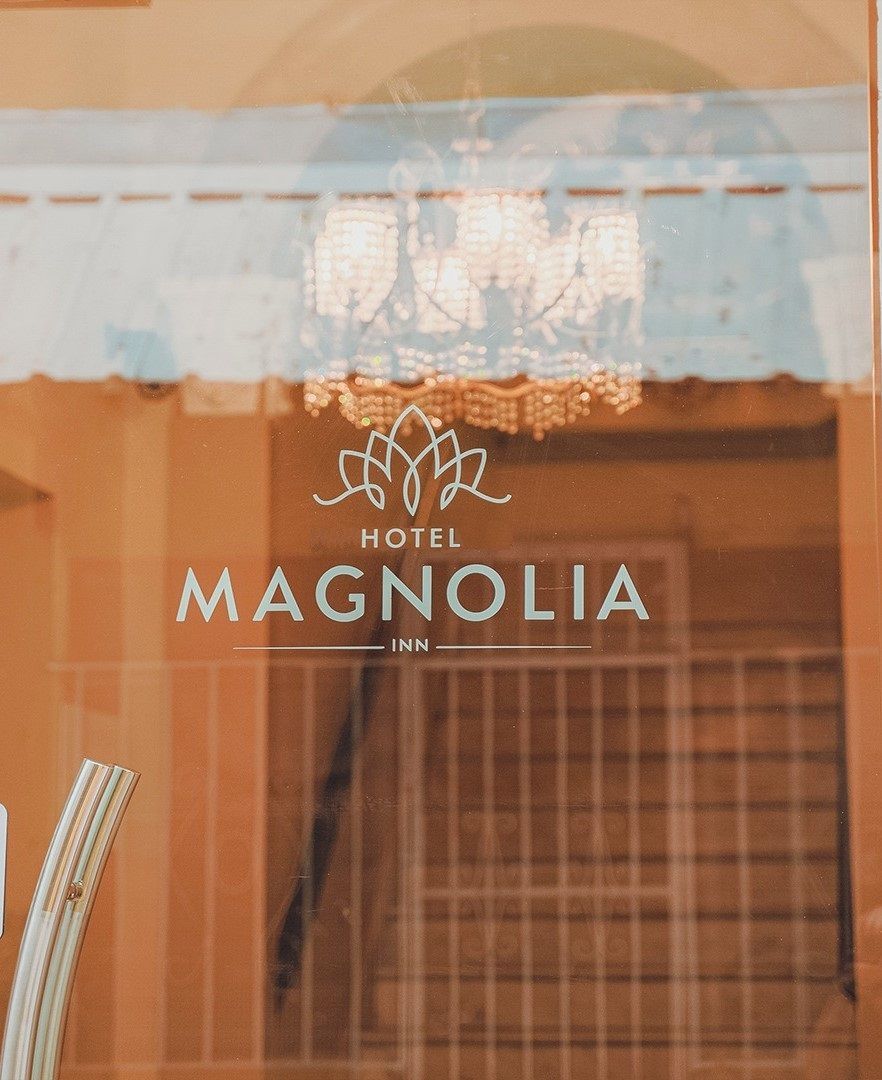 Un primer plano de un cartel del hotel Magnolia.